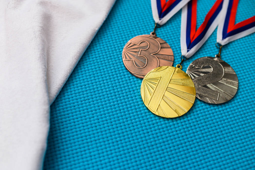 Medaglia d'oro argento e bronzo su sfondo blu. Carta da parati originale per il gioco olimpico estivo a Tokyo 2020
 - Foto, immagini
