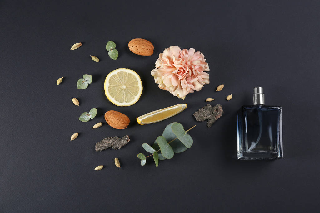 Lapos laikus összetétele palack parfüm fekete alapon - Fotó, kép