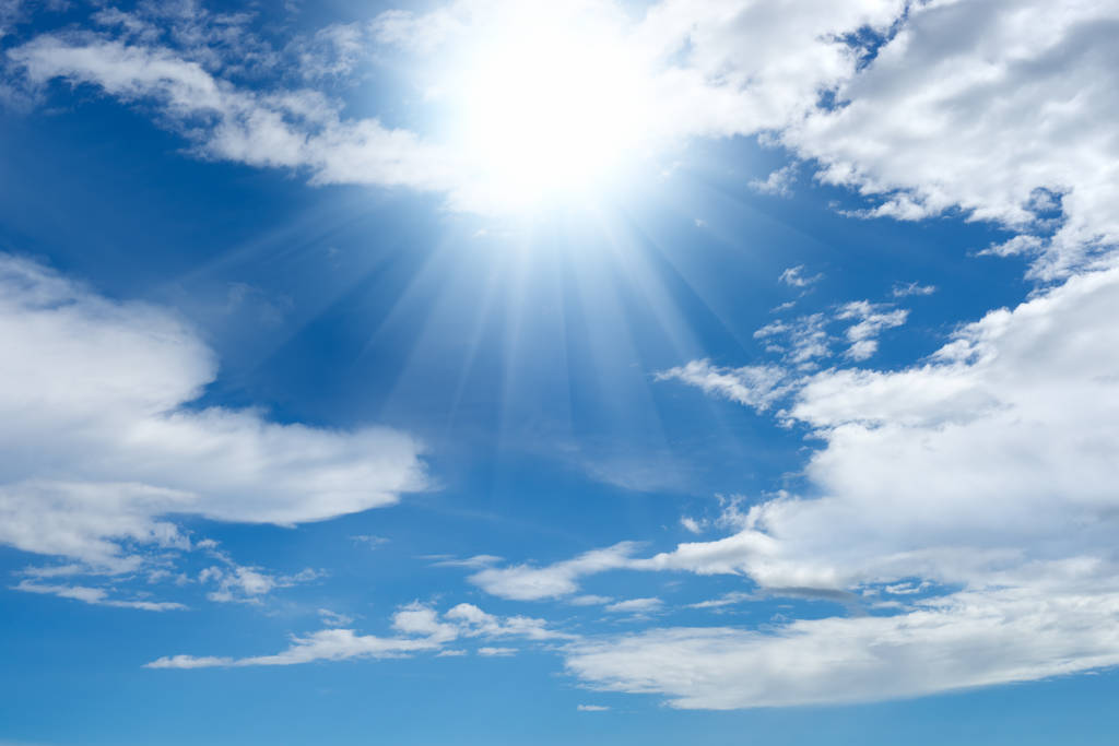 strahlende Sonne und Wolken - Foto, Bild