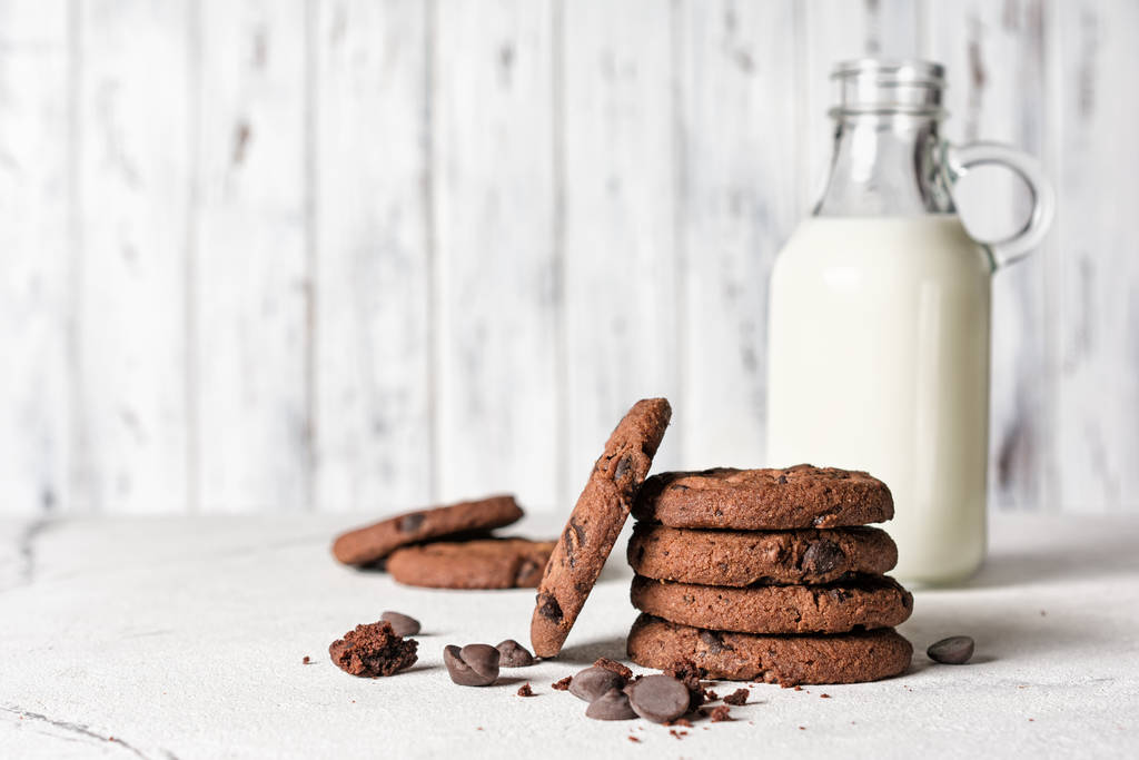 Biscoitos de chocolate com garrafa de marta para saborosa pausa
 - Foto, Imagem