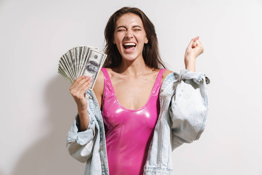 Kép a boldog fiatal barna nő kezében egy csomó dollárt bank - Fotó, kép