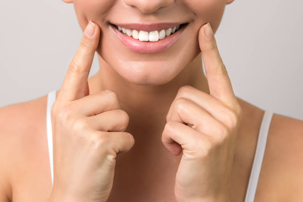vista close-up do sorriso alegre largo feminino com dentes brancos e pele limpa
 - Foto, Imagem
