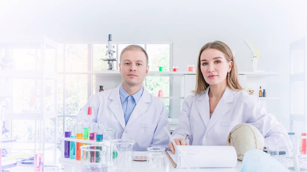 twee wetenschappers werken in chemisch laboratorium - Foto, afbeelding