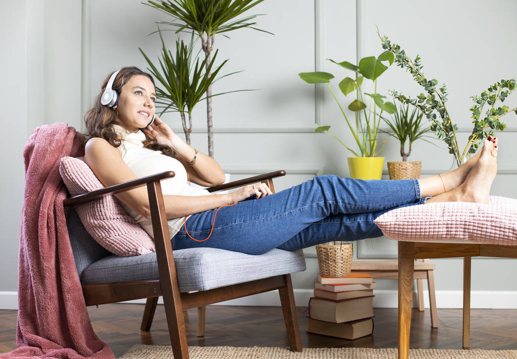 Mladá žena poslouchá hudbu doma - Fotografie, Obrázek