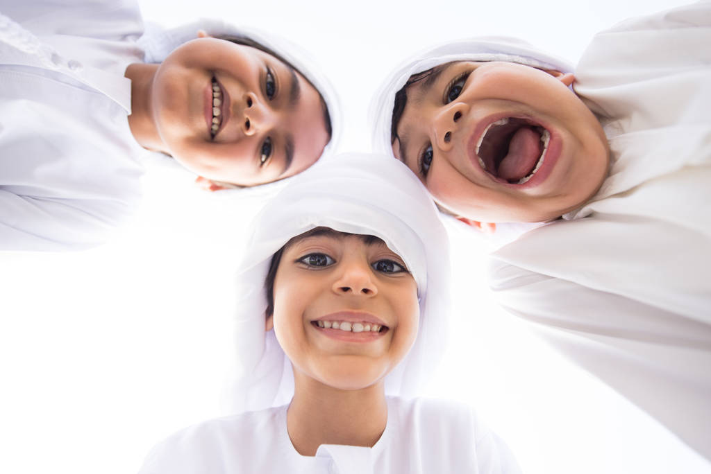 Grupo de crianças do Oriente Médio em Dubai
 - Foto, Imagem