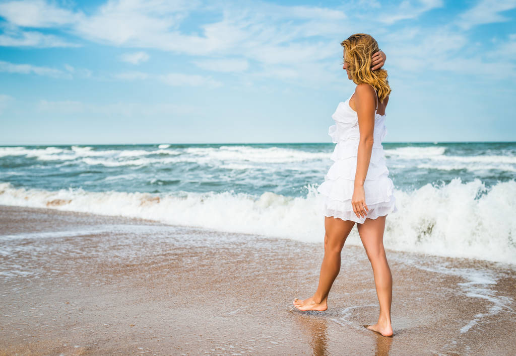 Очаровательная девушка в белом платье
 - Фото, изображение