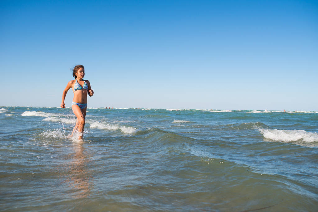 Retrato de una niña alegre nadando en el mar
 - Foto, Imagen