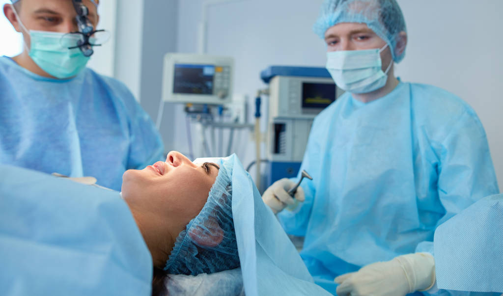 Chirurg pracujący na sali operacyjnej - Zdjęcie, obraz