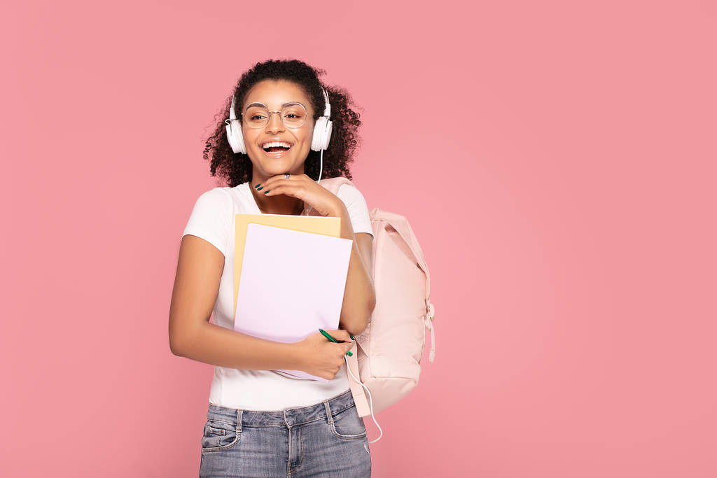 Счастливая студентка с рюкзаком и блокнотами
. - Фото, изображение