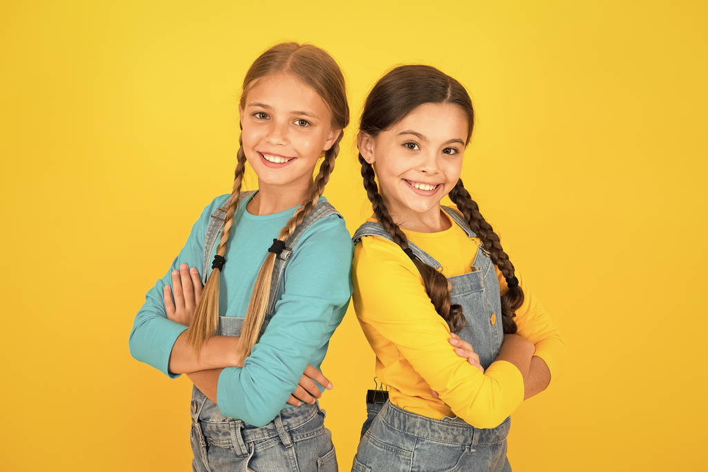 Oekraïense kinderen. Kinderen Oekraïense jonge generatie. Vier nationale feestdag. Patriottisme concept. Meisjes met blauwe en gele kleren. Patriottische opvoeding. Onafhankelijkheidsdag. Wij zijn Oekraïners. - Foto, afbeelding