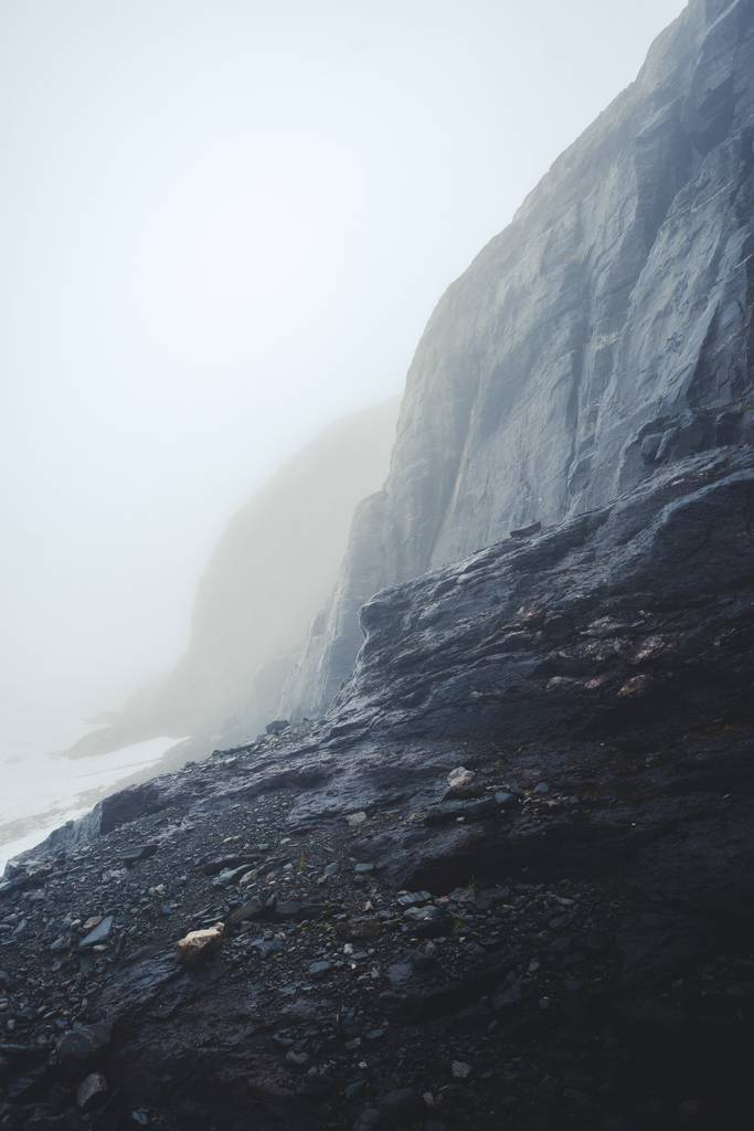 Colpo verticale di una bella formazione rocciosa su uno sfondo sfocato in Finse, Norvegia - Foto, immagini