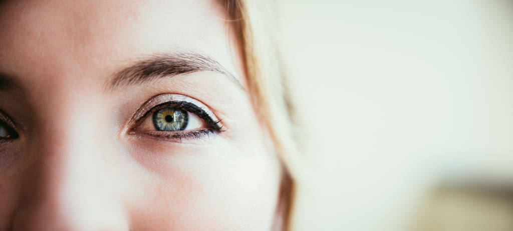 Belo olho azul rouged de uma jovem, close-up e espaço de texto
 - Foto, Imagem