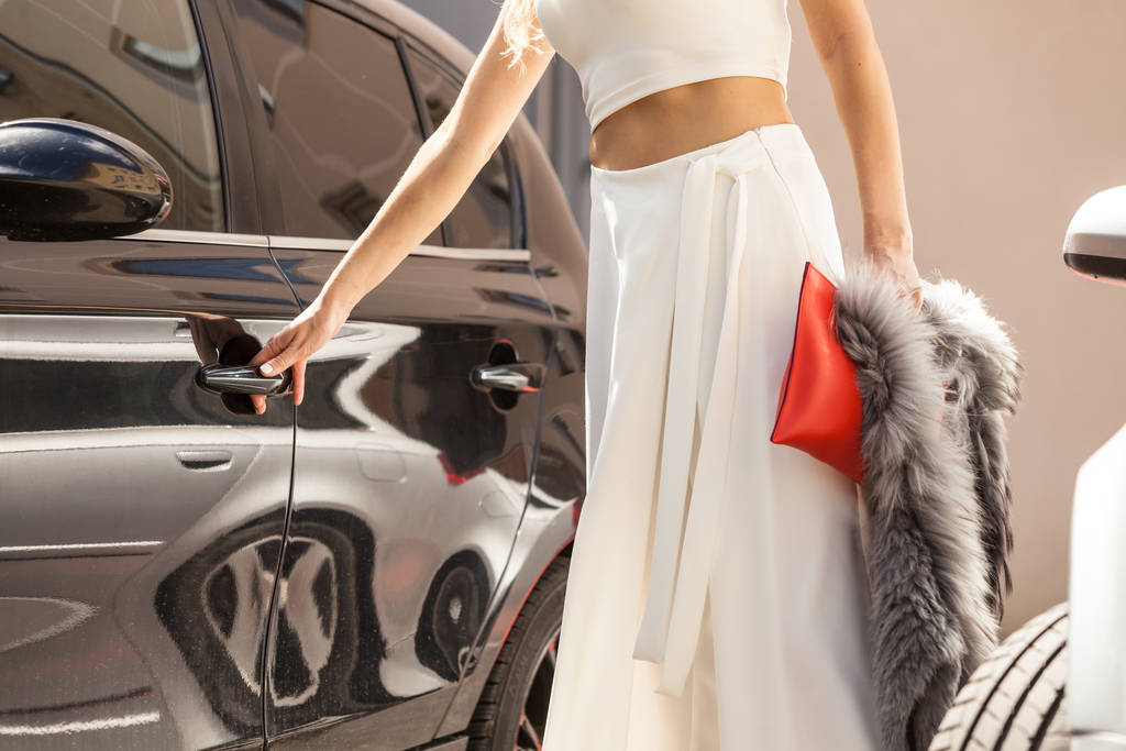 Mujer de moda abriendo el coche
 - Foto, Imagen
