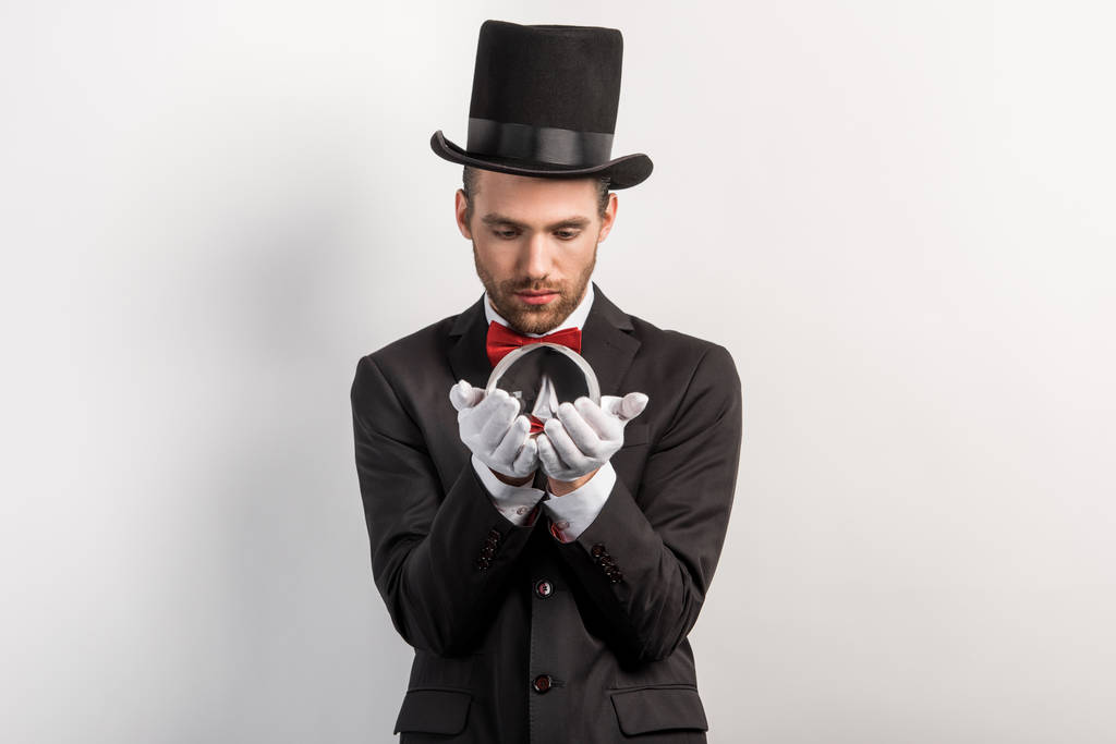 magicien professionnel regardant boule magique, isolé sur gris
 - Photo, image