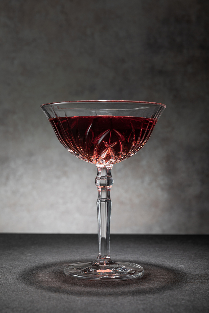 sklo s červeným a studeným vínem na šedé  - Fotografie, Obrázek