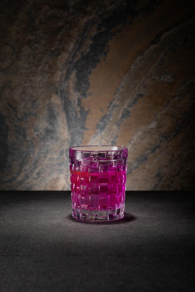 čerstvý alkoholový koktejl na texturovaném pozadí  - Fotografie, Obrázek