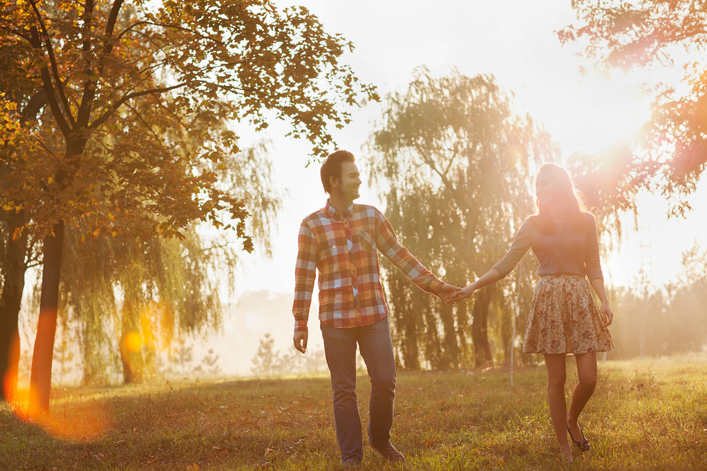Młoda para w miłości spaceru w parku jesień, trzymając się za ręce - Zdjęcie, obraz