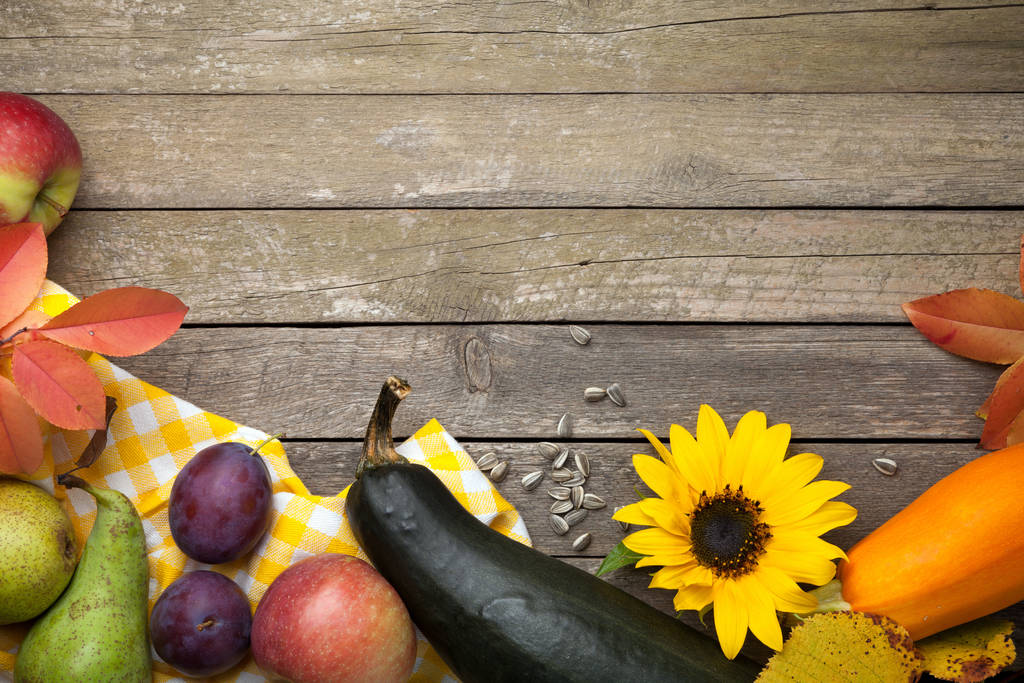 Podzimní pozadí s ovocem a slunečnice. Kopírovat prostoru. Pohled shora - Fotografie, Obrázek