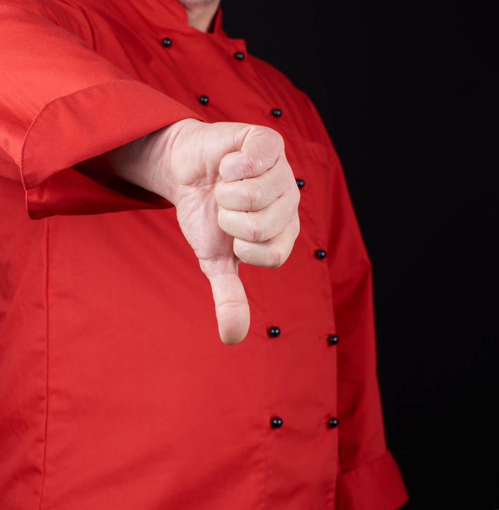 cuoco in uniforme rossa mostra gesto antipatia, sfondo nero
 - Foto, immagini