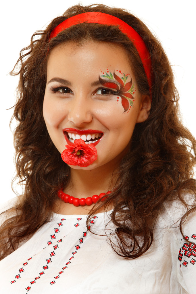 Красивая украинская молодая женщина с художественным макияжем и маком
 - Фото, изображение