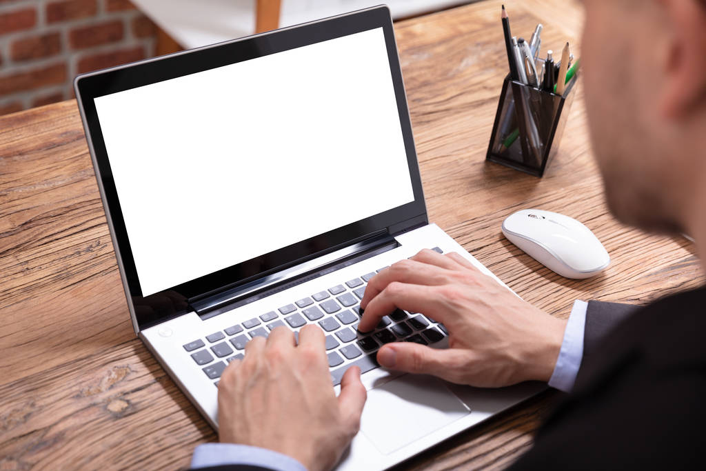 Laptop ile boş beyaz ekran kullanan bir genç adam Close-Up - Fotoğraf, Görsel