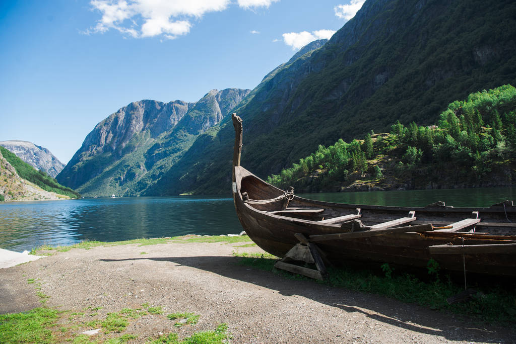 グドバンゲン村 Flam, ノルウェーの近くに古いボートをバイキング - 写真・画像