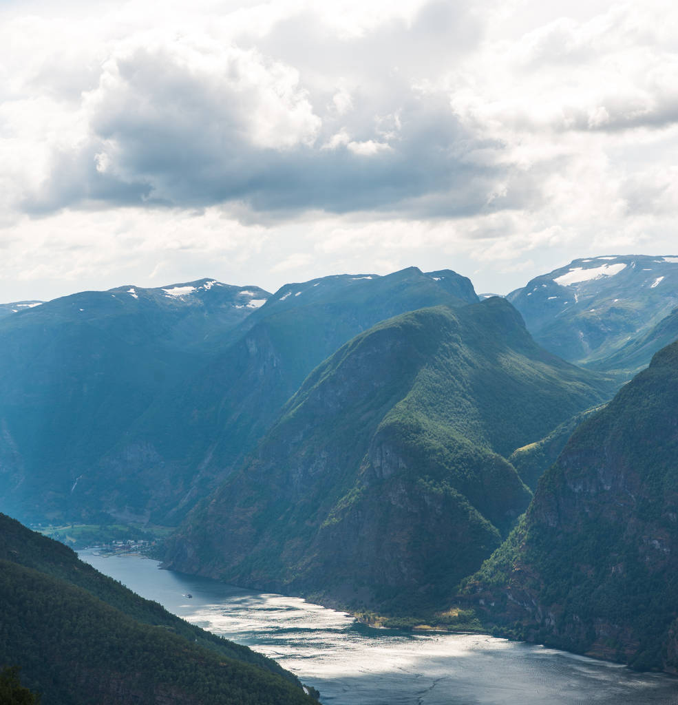 maestosa vista sul mare e Aurlandsfjord dal punto di vista di Stegastein, Aurland, Norvegia
 - Foto, immagini