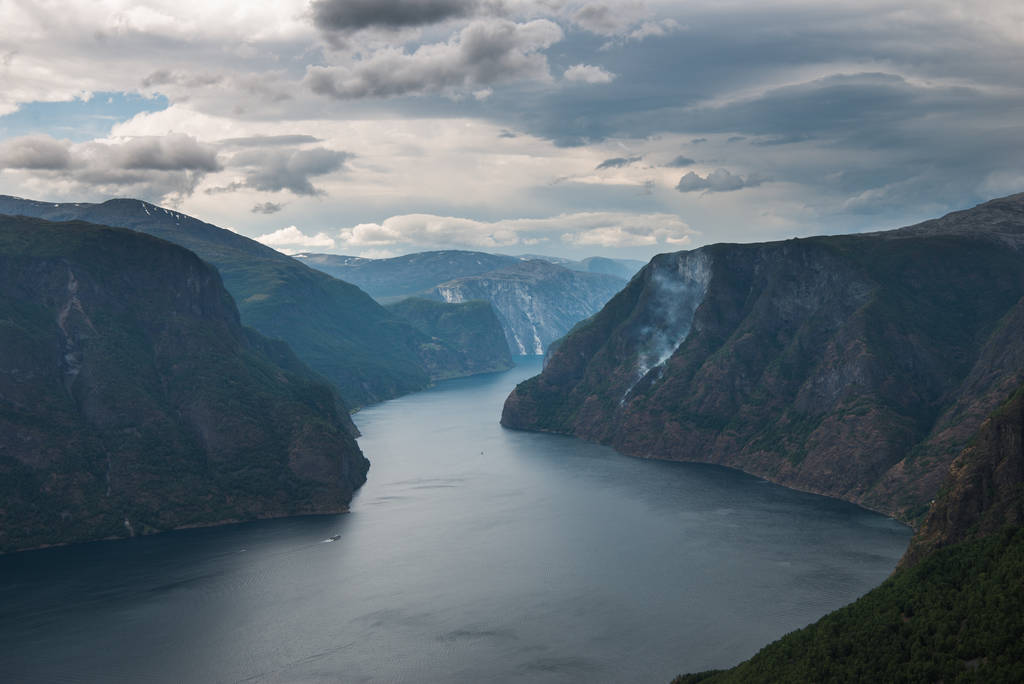 величним видом моря і Aurlandsfjord з Stegastein зору, Aurland, Норвегія - Фото, зображення