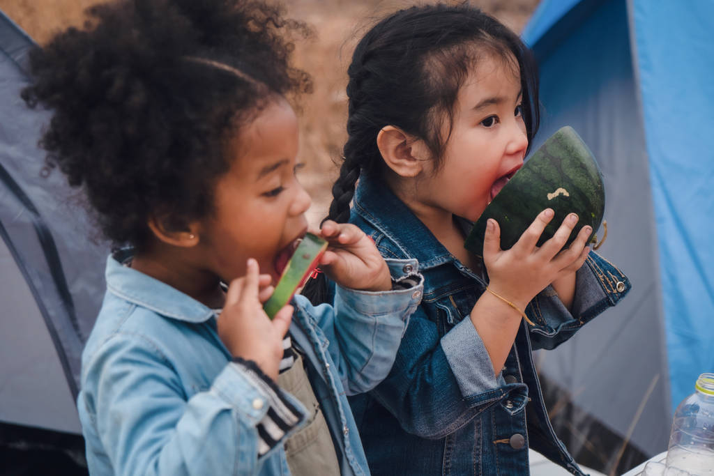 Diverse Kinder asiatischer und afrikanisch-amerikanischer Freunde essen gerne - Foto, Bild