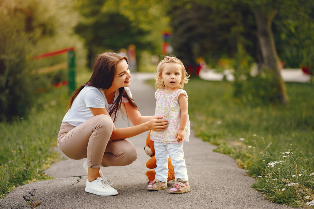 Μητέρα με κόρη που παίζει σε ένα καλοκαιρινό πάρκο - Φωτογραφία, εικόνα