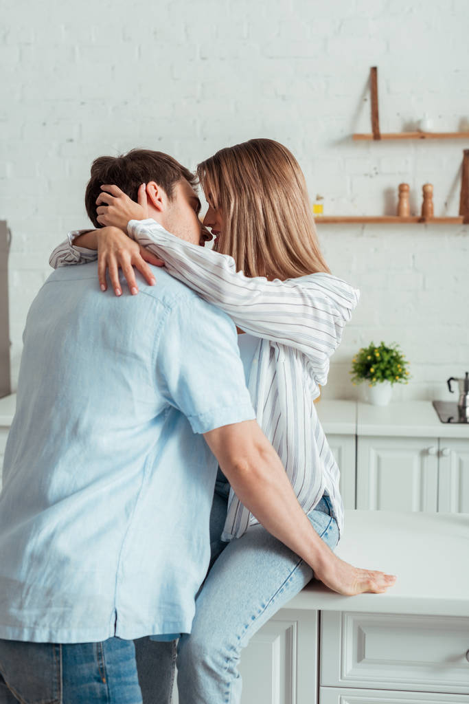 jong vrouw knuffelen knap vriend thuis  - Foto, afbeelding