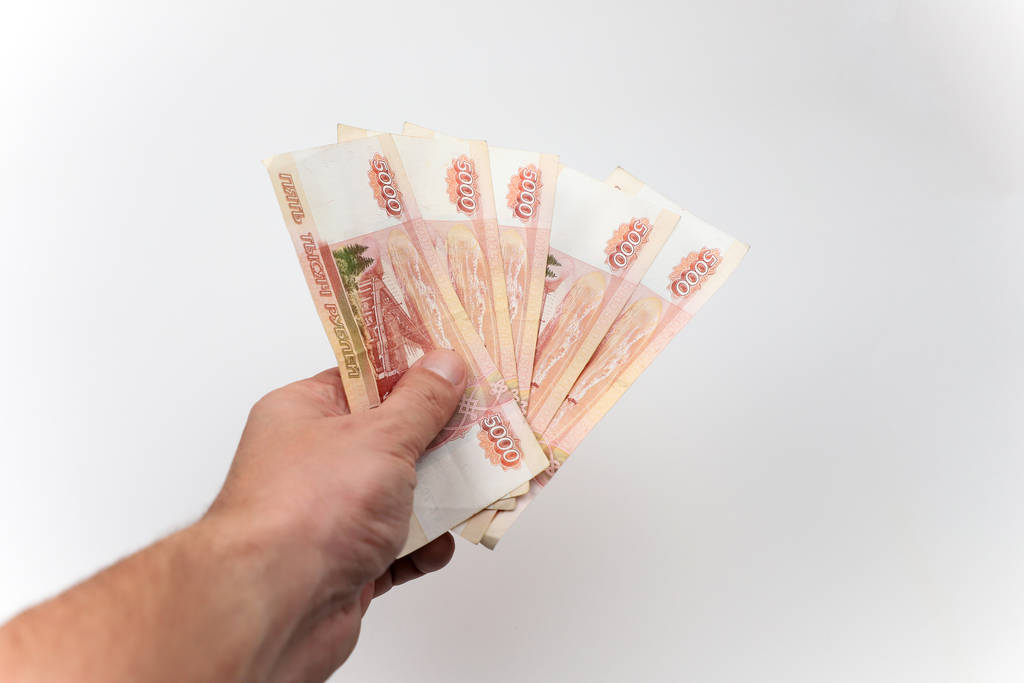 Russische Banknoten 5000 in der Hand auf weißem Hintergrund. - Foto, Bild