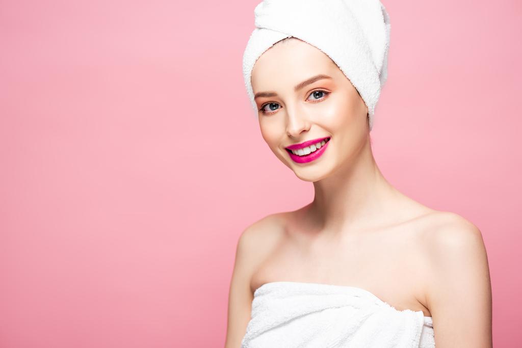 улыбающаяся женщина в белом полотенце на голове изолированы на розовый
  - Фото, изображение