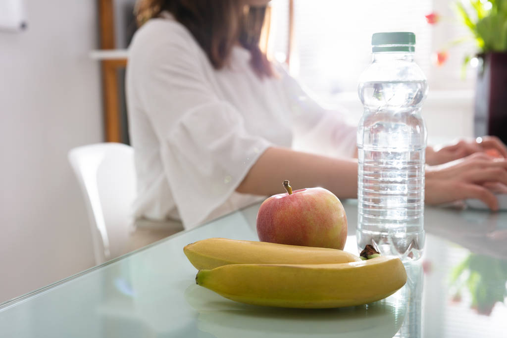  Banán a láhev vody na reflexní stůl - Fotografie, Obrázek
