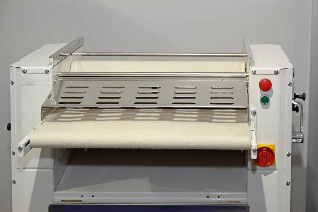 Automatyczna maszyna do formowania ciasta zautomatyzowana w piekarni - Zdjęcie, obraz