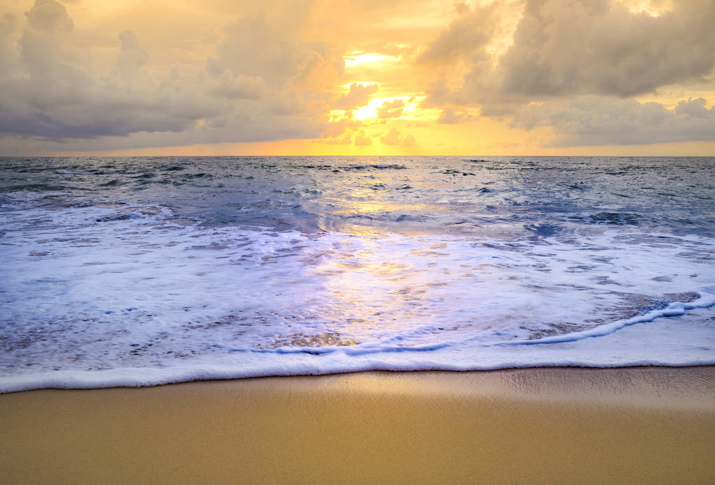 Coucher ou lever de soleil sur la plage avec ciel nuageux coloré et lumière du soleil au crépuscule
 - Photo, image