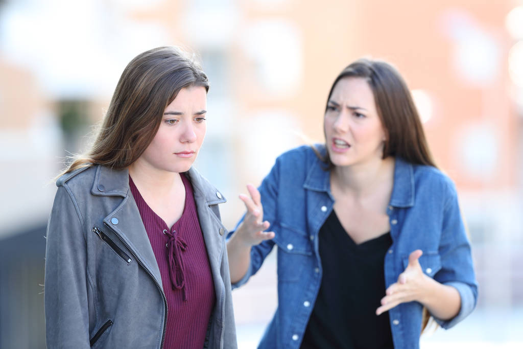 Femme en colère gronder son ami coupable dans la rue
 - Photo, image