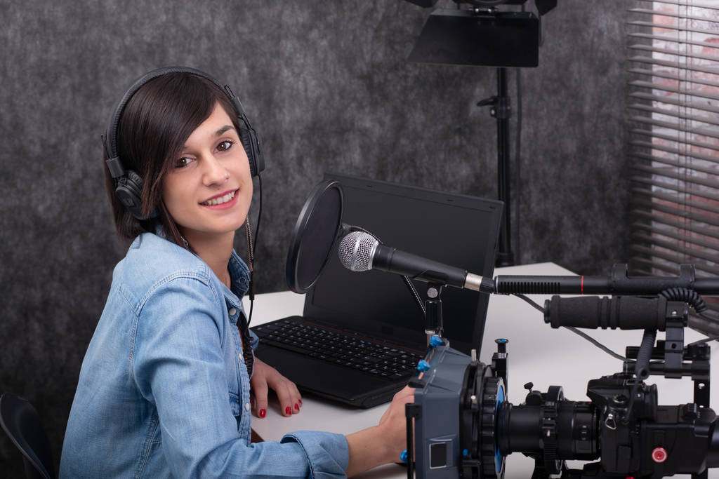 όμορφη νεαρή γυναίκα Editor βίντεο που εργάζονται στο στούντιο - Φωτογραφία, εικόνα