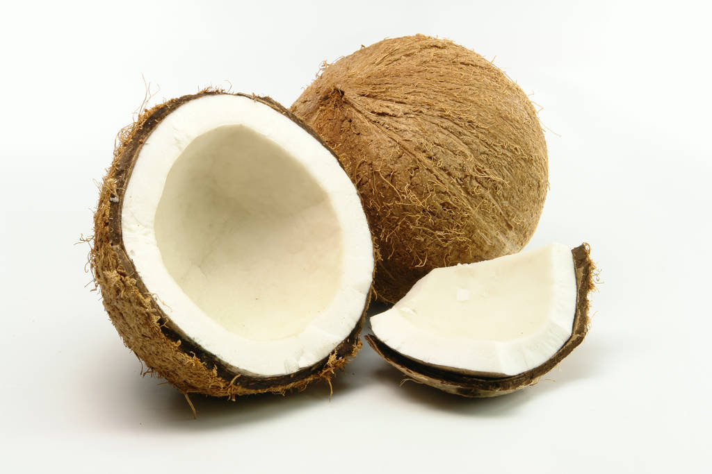 Čerstvé popraskané kokos na bílém pozadí - Fotografie, Obrázek