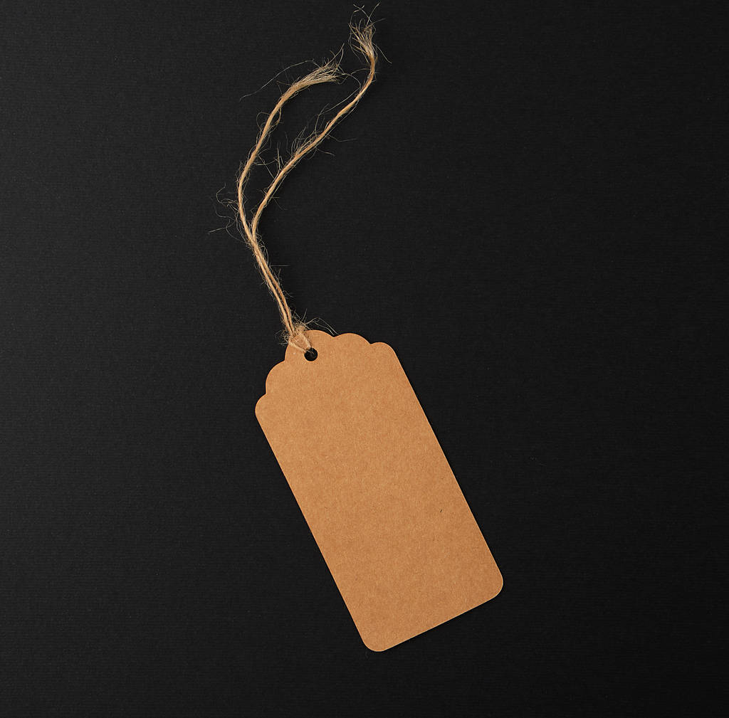 papel vazio etiqueta marrom retangular em uma corda, fundo preto, conceito de vendas
 - Foto, Imagem
