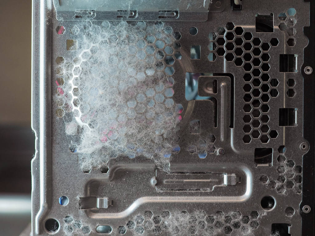 bir masaüstü bilgisayar kutusunda fan tarafından çekilen toz ve kavak poleni - Fotoğraf, Görsel