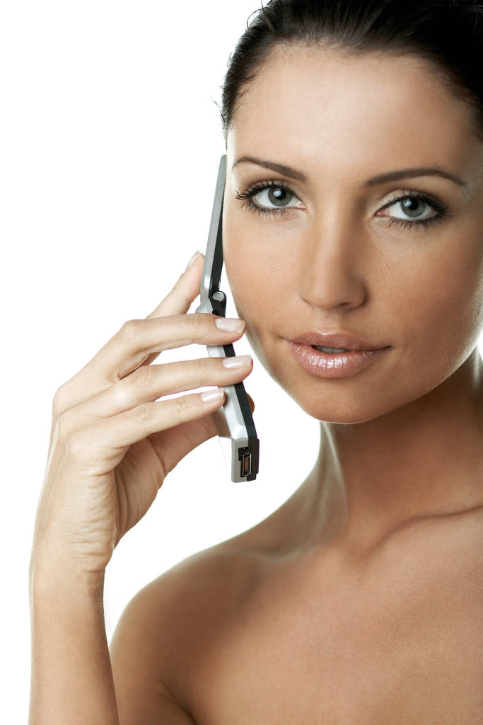 Портрет свежей и красивой брюнетки женщины с помощью мобильного телефона
 - Фото, изображение
