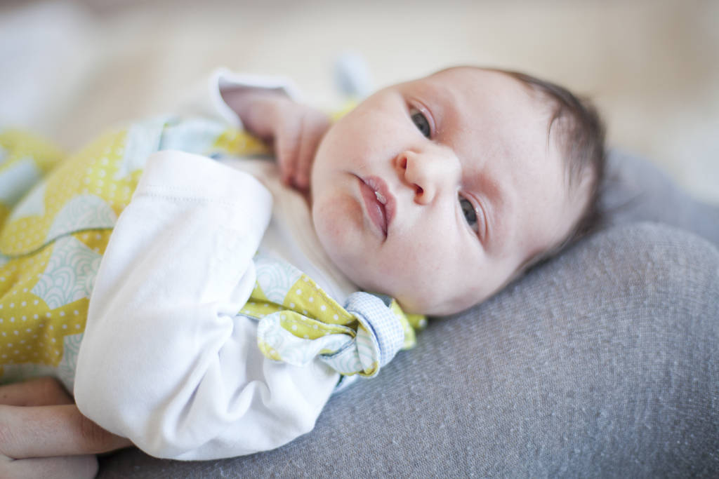 πορτρέτο του ένα χαριτωμένο μωρό νεογέννητο κορίτσι ξαπλωμένο ντυμένοι με ένα χαριτωμένο φόρεμα - Φωτογραφία, εικόνα
