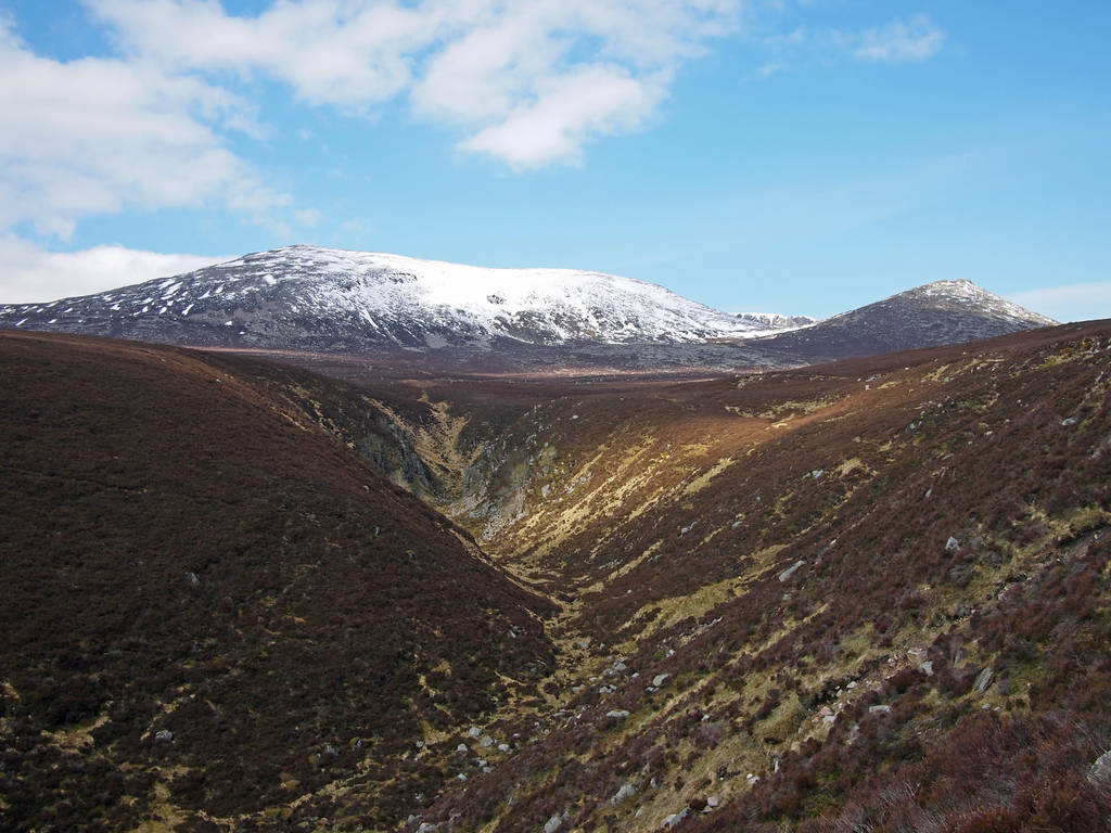 Cuidhe Crom al sudeste de Lochnogar, visto desde el este en mayo de 2012 Escocia..       - Foto, Imagen