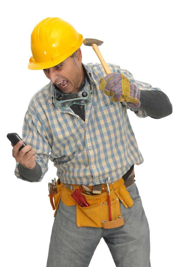 працівник з телефоном і молотком ізольовано в білому
 - Фото, зображення