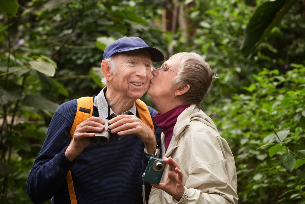Мужчины и женщины-туристы целуются в лесу
 - Фото, изображение