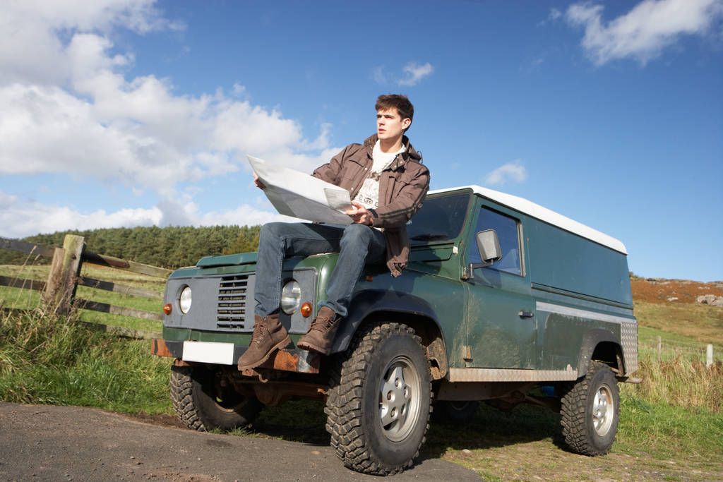 Hombre joven en el campo con SUV
 - Foto, imagen