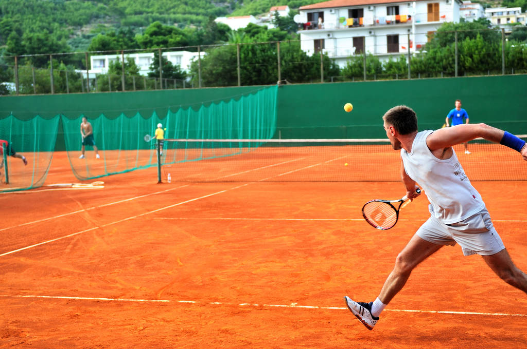 Een man tennissen op het buitenterrein - Foto, afbeelding