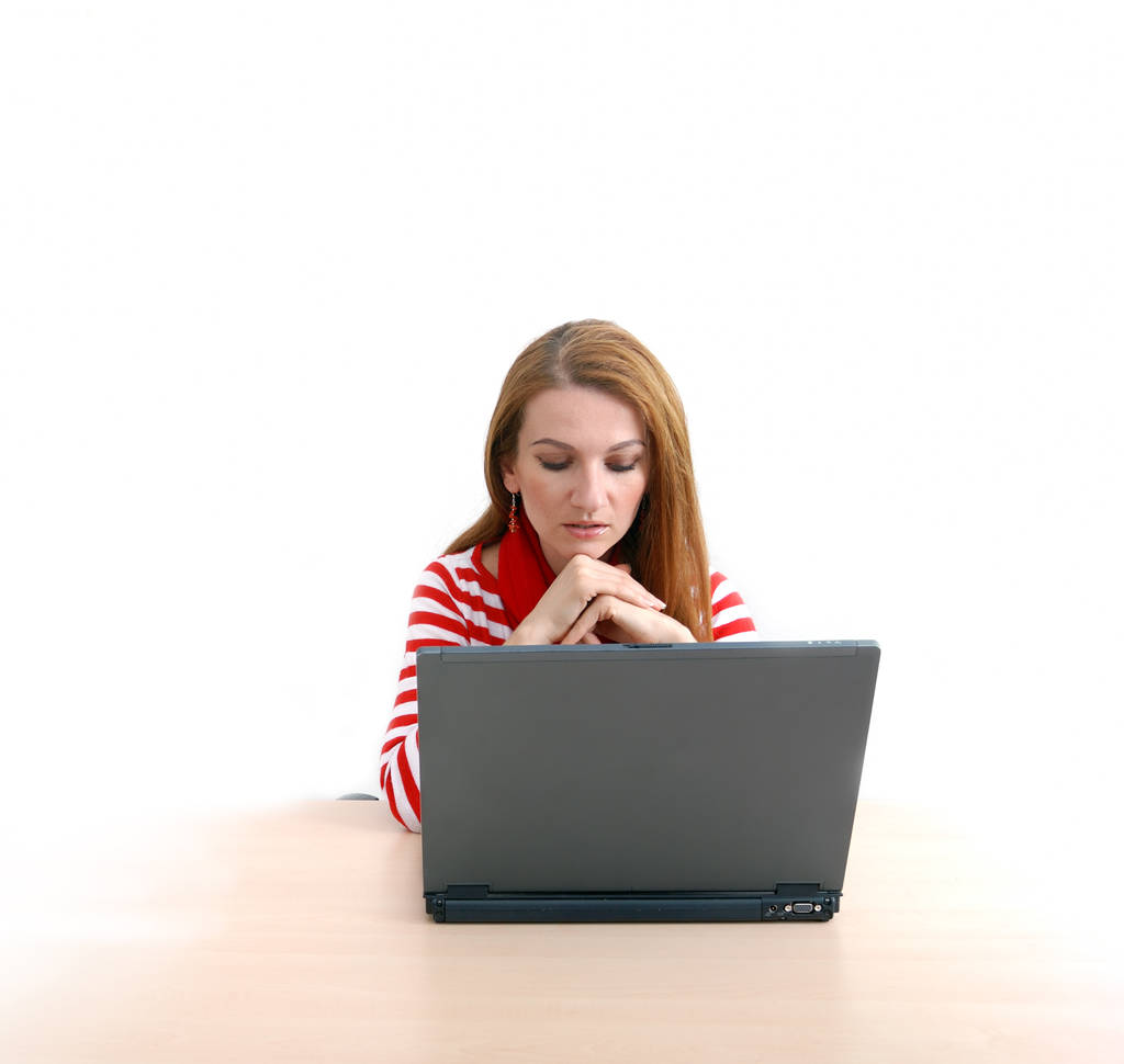 γυναίκα σε κόκκινο εργασίας σε φορητό υπολογιστή σε φωτεινό γραφείο - Φωτογραφία, εικόνα