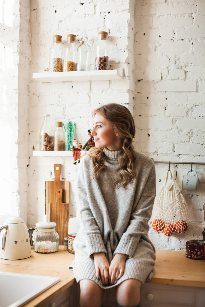 Chica de aspecto europeo sentado en la cocina, cocina, café y
 - Foto, imagen